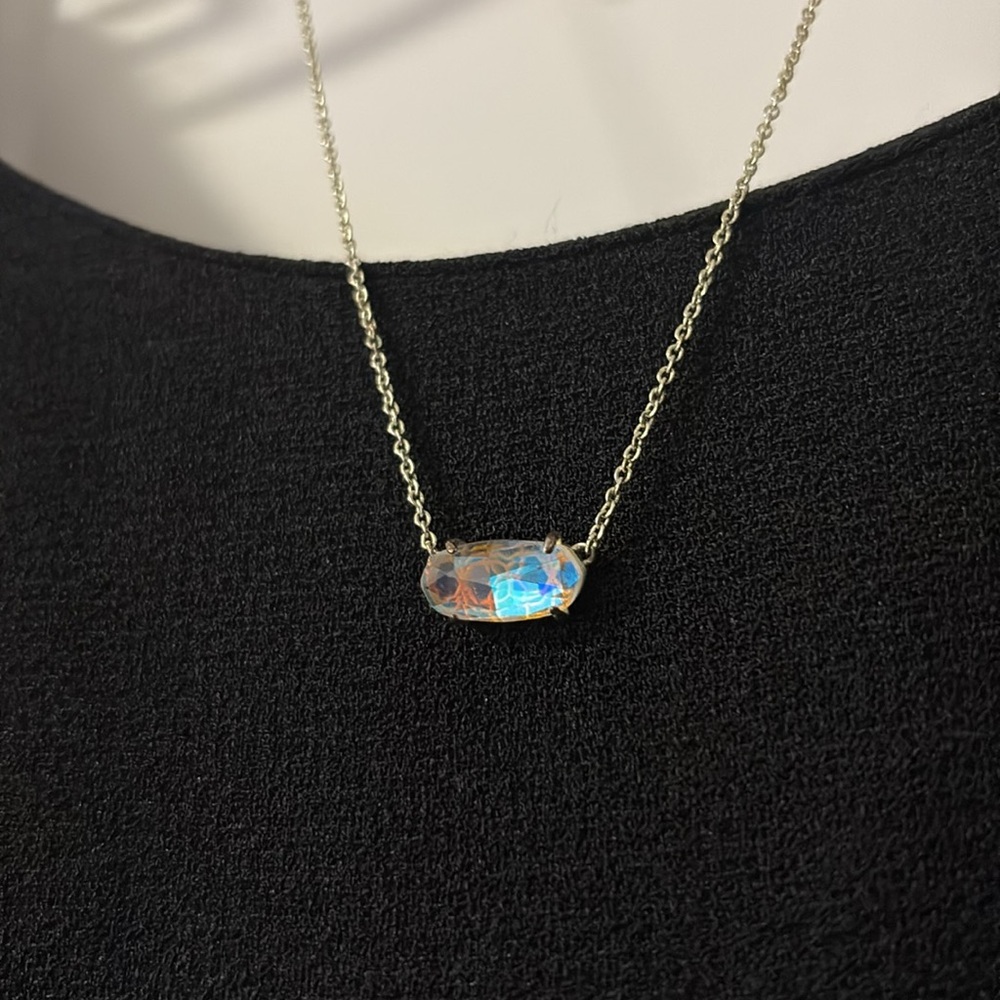 [Kendra Scott] Ever Short Pendant Necklace in Gold, Dichroic Glass, Adjustable - Picture 4 of 11